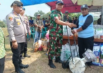 Kapolres Serang Turun Sawah, Tanam Jagung Bareng Petani!