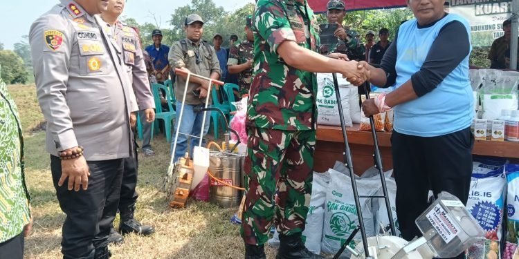 Kapolres Serang Turun Sawah, Tanam Jagung Bareng Petani!