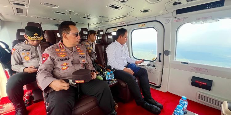 Kapolri Pantau Langsung Titik Api Karhutla di Riau dari Udara