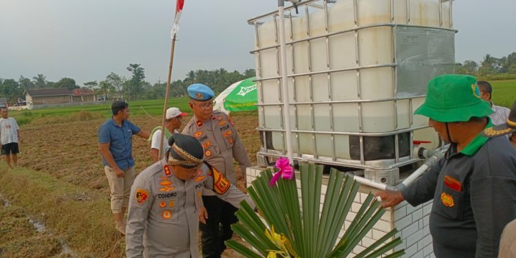 Air Berlimpah, Panen Melimpah: Kapolres Serang Bantu Petani Jagung