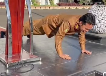 Push-up 12 Kali! Sanksi Unik Wakil Wali Kota Serang