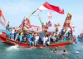 Ribuan Perahu Ramaikan Ruwat Laut Carita, Dorong Pariwisata Banten