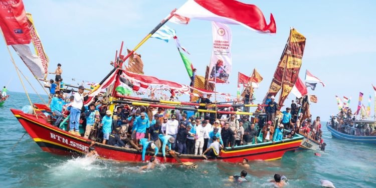 Ribuan Perahu Ramaikan Ruwat Laut Carita, Dorong Pariwisata Banten
