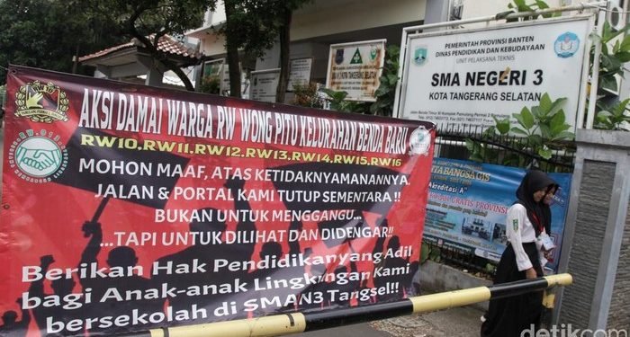MPLS SMAN 3 Tangsel Ricuh! Warga Protes, Blokir Akses Sekolah