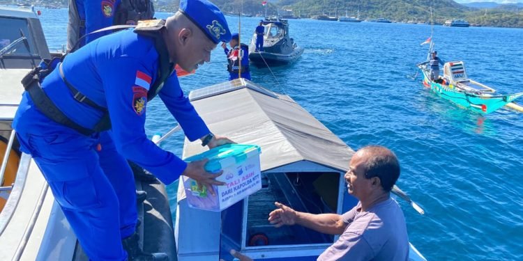 Kapolda NTT Salurkan Bantuan untuk Nelayan Labuan Bajo dalam Program “Jumat Berkah”