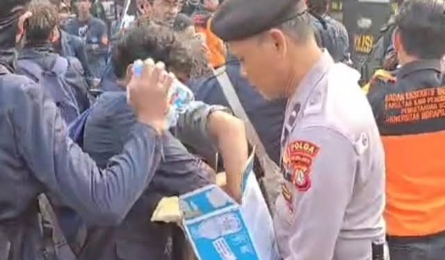 Di Balik Aksi Senayan: Polisi Ulurkan Air, Simbol Kemanusiaan di Tengah Demonstrasi
