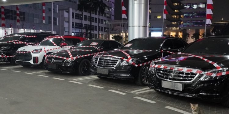 Kejaksaan Agung Sikat Koruptor Minyak Mentah: Lima Mobil Mewah Jadi Bukti!