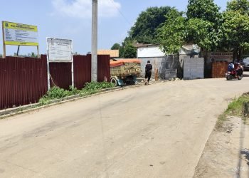 Warga Gelam Resah: Kerikil Proyek SMAN 9 Serang Ancam Keselamatan Pengendara