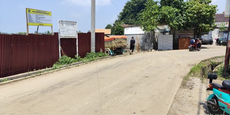 Warga Gelam Resah: Kerikil Proyek SMAN 9 Serang Ancam Keselamatan Pengendara