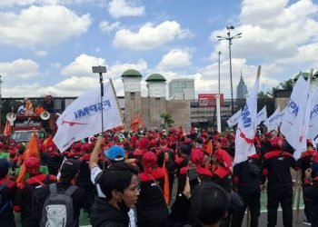 Gedung DPR “Merah Membara”: Ribuan Buruh Geruduk, Tuntut Keadilan dan Kesejahteraan