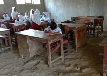 Miris! SDN Curug 1 Pandeglang: Siswa Belajar di Kelas Berlantai Tanah