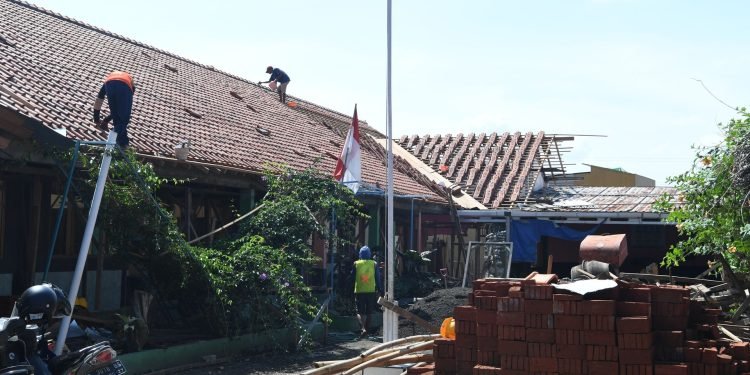 Rp 17 Triliun untuk Sekolah: Berkah Pendidikan atau Pesta Koruptor? Warga Harus Kawal!