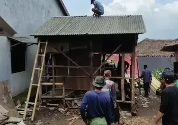 Lebih dari Sekadar Janji: DPRD Pandeglang Buktikan Komitmen dengan Bedah Rumah Nenek Uminah!