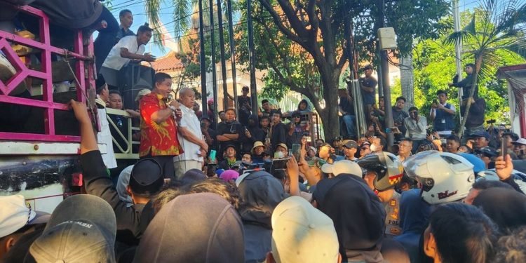 Janji Manis Pimpinan DPRD Pati Redam Amarah Massa: Tuntutan Dipenuhi, Demo Bubar!