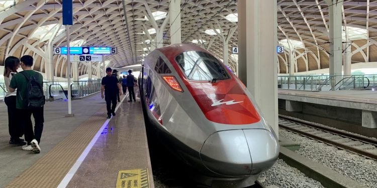 “Bom Waktu” Bernama Whoosh! Mantan Bos KAI Ungkap Aroma Masalah Sejak Awal Studi Kelayakan Kereta Cepat Jakarta-Bandung!