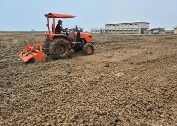 Sinergi Polri dan Masyarakat: Polsek Kronjo Olah Lahan Jagung, Bukti Nyata Kepedulian pada Ketahanan Pangan