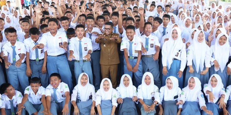 Bukti Nyata! Gubernur Andra Soni Pastikan Sekolah Gratis di Serang Berjalan Lancar