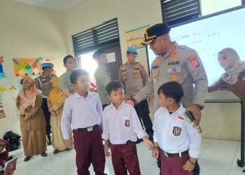 AKBP Condro Sasongko Beri Kejutan di SDN Sadah: Ratusan Buku dan Motivasi untuk Generasi Emas