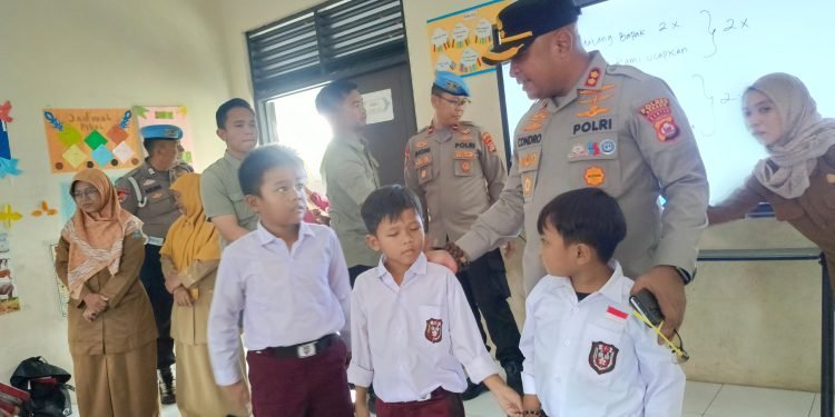 AKBP Condro Sasongko Beri Kejutan di SDN Sadah: Ratusan Buku dan Motivasi untuk Generasi Emas