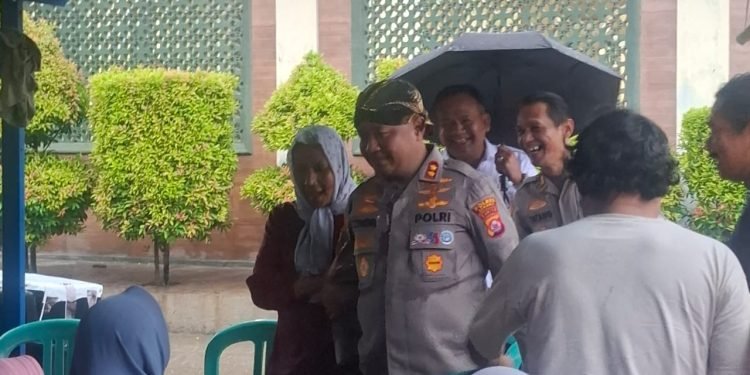 Kapolres Serang Turun Langsung Bantu Korban Banjir