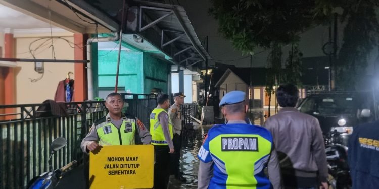 Curah Hujan Tinggi, Polisi Siaga Banjir di Cikupa: Warga Griya Yasa Jadi Prioritas