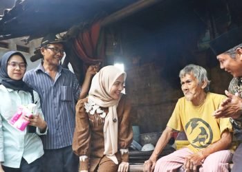 Air Mata Bupati Serang Menetes di Rutilahu: Ratu Zakiyah Sentuh Hati Lansia