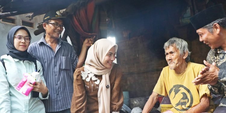Air Mata Bupati Serang Menetes di Rutilahu: Ratu Zakiyah Sentuh Hati Lansia