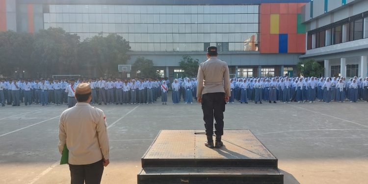 Kapolsek Kresek Jadi Pembina Upacara, Sebarkan Semangat Disiplin di SMK Jaya Buana