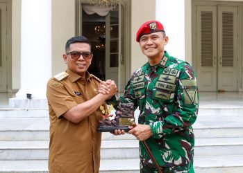 Putra Daerah Jadi Komandan Kopassus, Gubernur Andra Soni Optimalkan Sinergi dengan TNI!