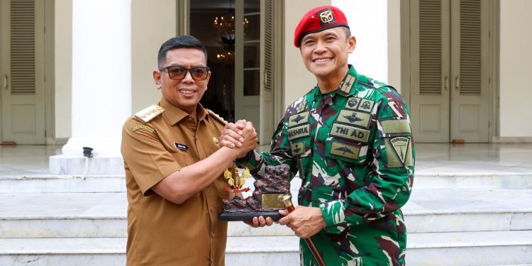 Putra Daerah Jadi Komandan Kopassus, Gubernur Andra Soni Optimalkan Sinergi dengan TNI!