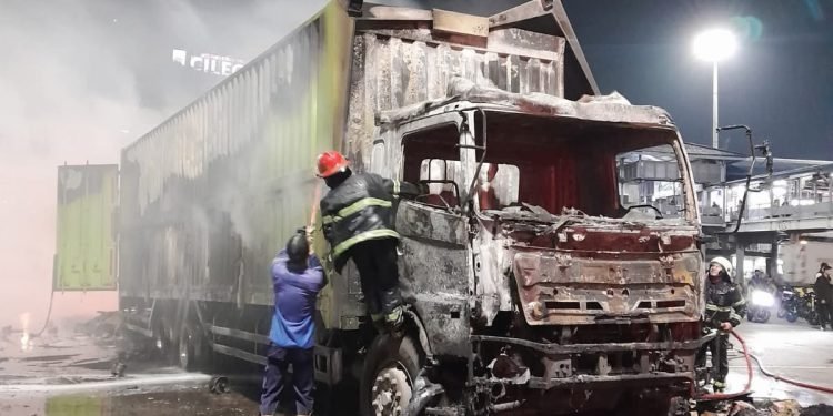 Tragedi di Dermaga Merak: Kobaran Api dan Pembungkaman Informasi