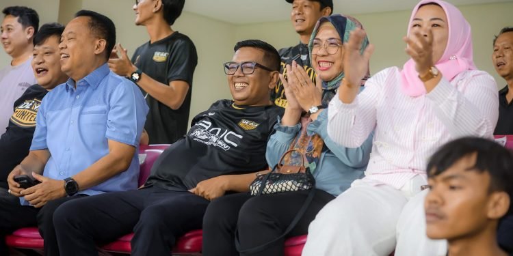 Bukan Hanya Nonton Bola: Gubernur Andra Soni Jadikan Laga Dewa United Ajang Perkuat Komitmen Daerah