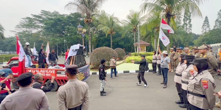 Wartawan Geruduk Kantor Bupati Tangerang! Protes Persekusi, Polisi Siaga Amankan Aksi FWJI