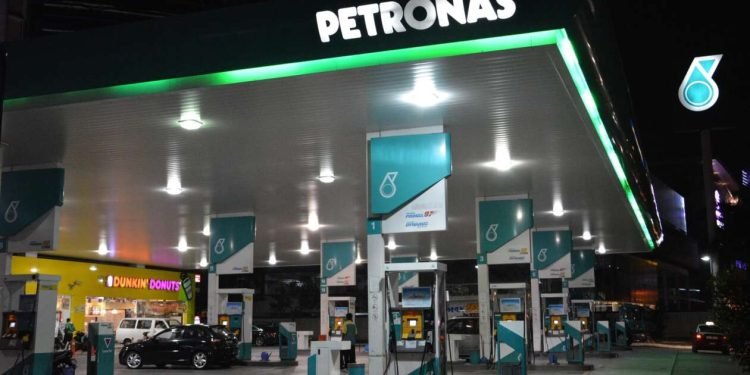 Bongkar Rahasia BBM Murah Malaysia! Ini 5 Faktor yang Bikin Indonesia Gigit Jari!