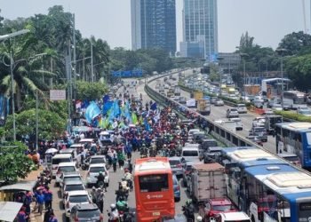 Aksi Buruh Blokir Gatot Subroto: Outsourcing Dihapus, Upah Dinaikkan!