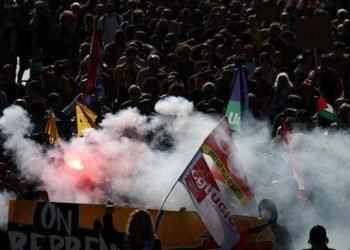 “Paris Lumpuh Total!”: Gelombang Protes Terbesar Hantam Prancis, PM Baru Terancam Digulingkan!