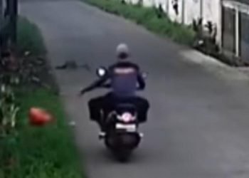 Depok Darurat Sampah! Warga Nekat Buang Sampah Sembarangan Terekam CCTV, Siap-Siap Kena Tipiring!