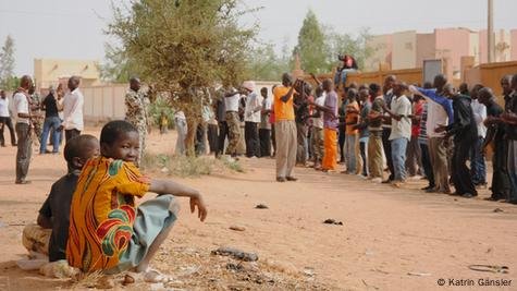 Mali Tercekik Krisis BBM: Sekolah Tutup, Rakyat Jalan Kaki, Negara di Ambang Lumpuh