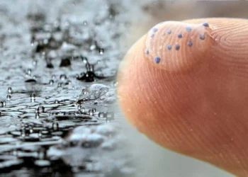 Bahaya Mengintai di Balik Hujan Jakarta! Mikroplastik Ditemukan, Warga Diminta Waspada!