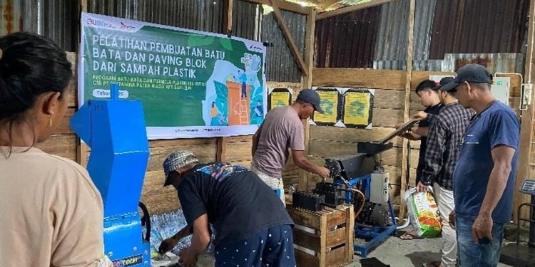 Paving Block Limbah Plastik: Potensi Besar, Standar Belum Ideal