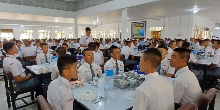 Kisah di Balik Kedisiplinan Siswa Taruna Nusantara: Bangun Subuh, HP Terlarang, Tapi Mandiri!