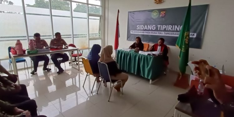 Prioritaskan Keselamatan, Penertiban Pedagang di Tol Tangerang-Merak Berlanjut