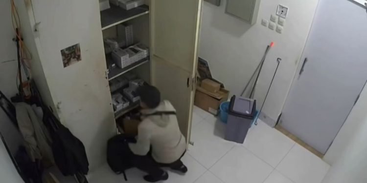 Aksi Nekat Bos Konter: Bobol Toko di Mal Cikarang, Gondol 48 Ponsel Senilai Rp 600 Juta!