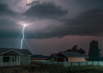 Sentuhan Emas Kades Bulagor: Bantu Warga Korban Petir dengan Cepat dan Tepat!