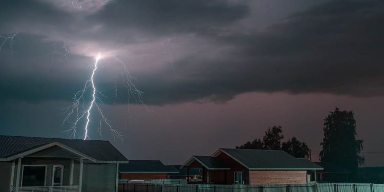 Sentuhan Emas Kades Bulagor: Bantu Warga Korban Petir dengan Cepat dan Tepat!