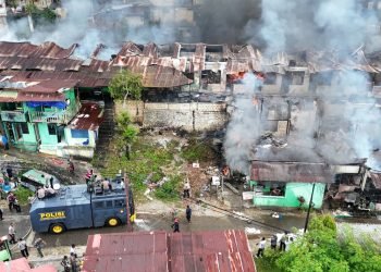 Quick Response Polri Sigap Padamkan Kebakaran di Jayapura, 22 Rumah Ludes!