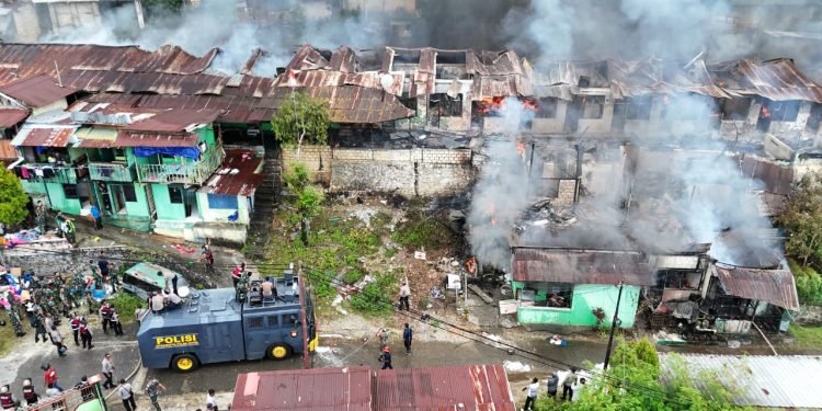 Quick Response Polri Sigap Padamkan Kebakaran di Jayapura, 22 Rumah Ludes!