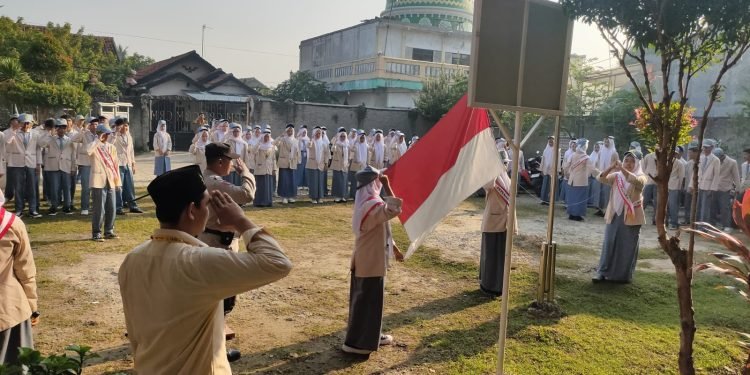 Police Goes to School: Bhabinkamtibmas Inspirasi di SMKS Cendekia Bhakti Muri, Edukasi Hukum dan Motivasi Masa Depan
