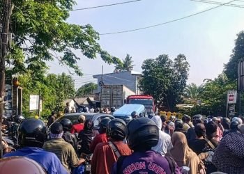 Truk Kontainer Lumpuhkan Jalan Raya Cadas-Kukun, Pengendara Geram!