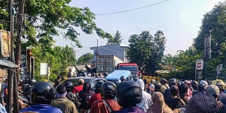 Truk Kontainer Lumpuhkan Jalan Raya Cadas-Kukun, Pengendara Geram!